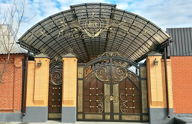 Купить или заказать ворота для дома с навесом - стильные и надежные решения для вашего участка в Дмитрове от 41411 руб | ВоротМастер-Дмв